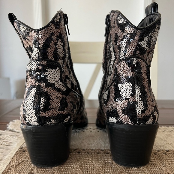 BETSEY JOHNSON Lucki Leopard Sequin Pointed-Toe Ankle Booties western Size 8 - Picture 2 of 9